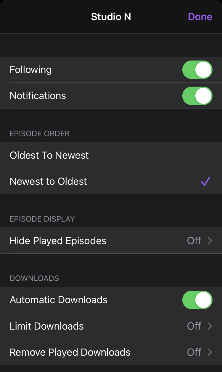 Nastavení aplikace Podcasty v iOS: přepínače pro sledování, upozornění a automatické stahování epizod