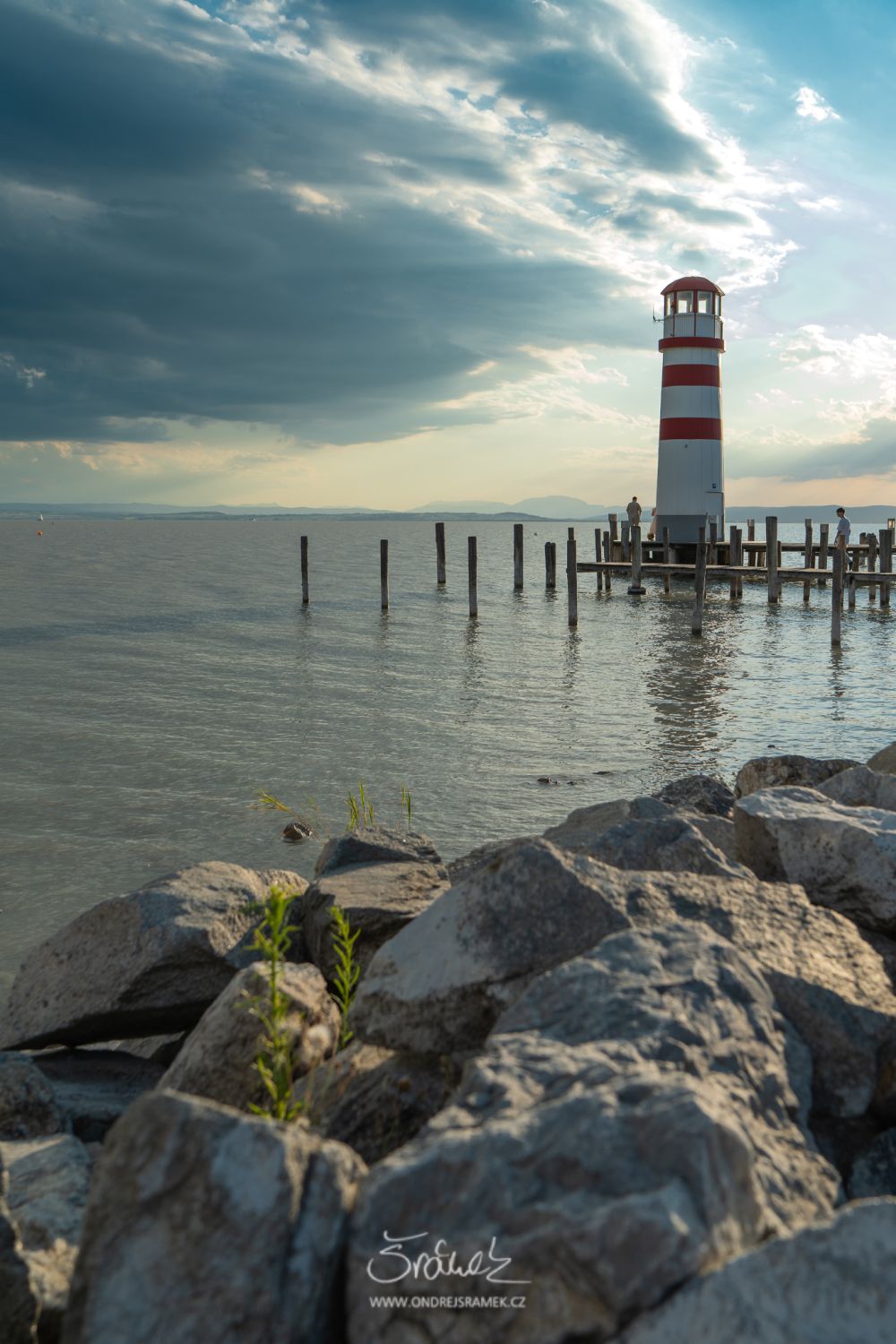 maják v přístavu Podersdorf an See Maják a skály na břehu Neziderského jezera v přístavu Podersdorf am See