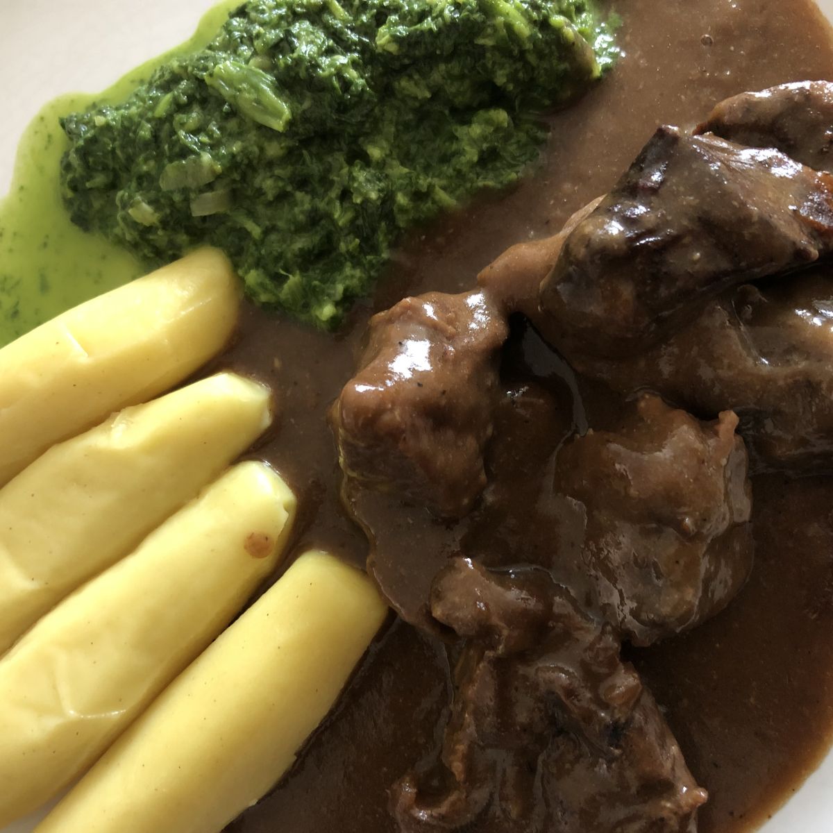 Hovězí na česneku se spěnátem a bramborovými špalíky Hovězí na česneku se špenátem a bramborovými špalíky z Rohlík Bistro